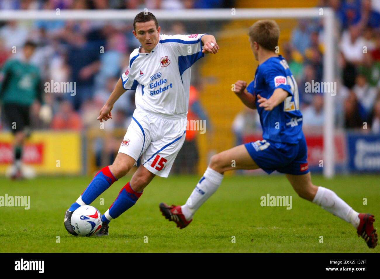 Paul Arnison de Carlisle United passe devant Jamie Ward du comté de Stockport Banque D'Images