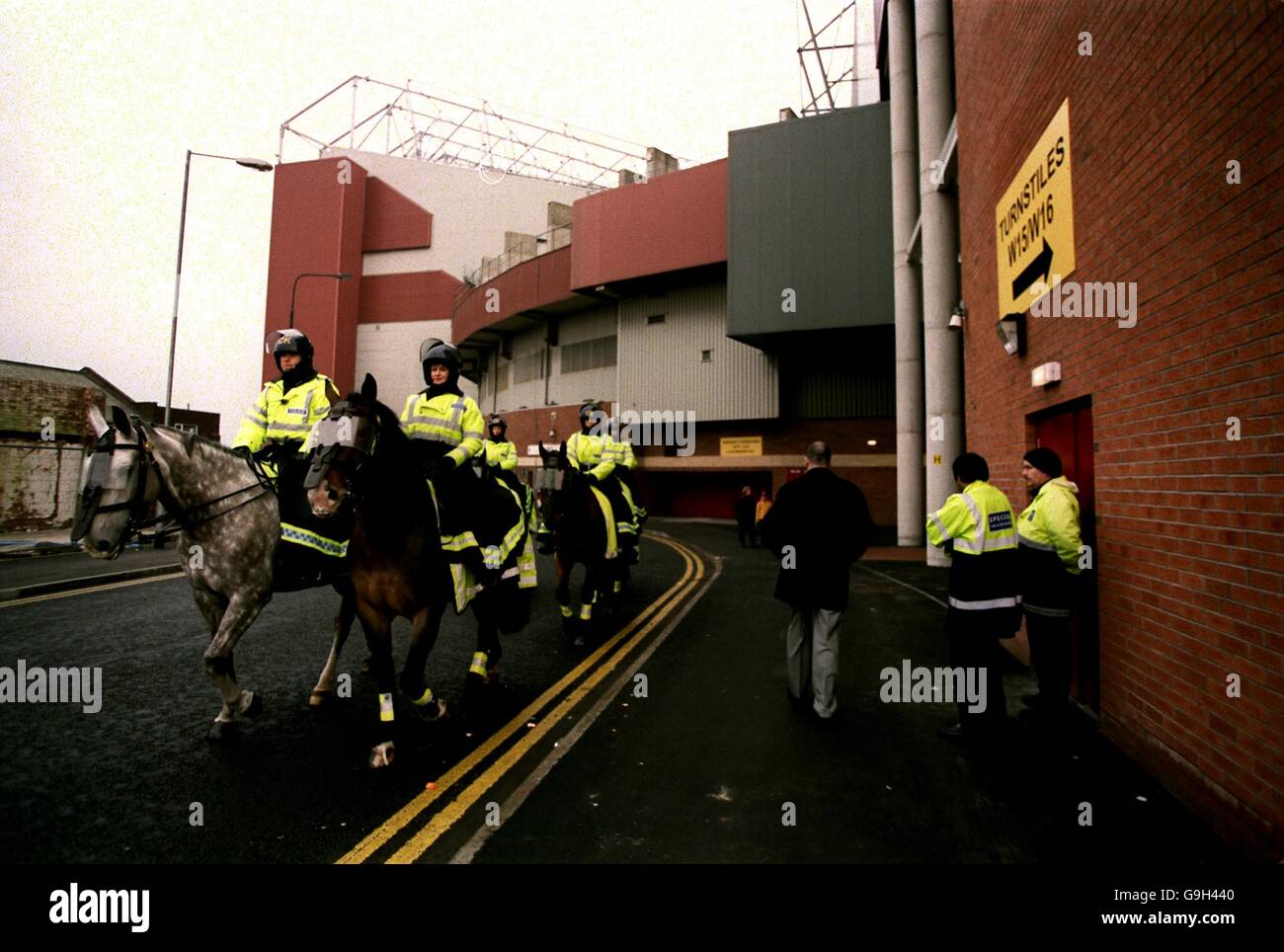 Football - FA Carling Premiership - Manchester United / Aston Villa. Police montée en service à l'extérieur d'Old Trafford Banque D'Images