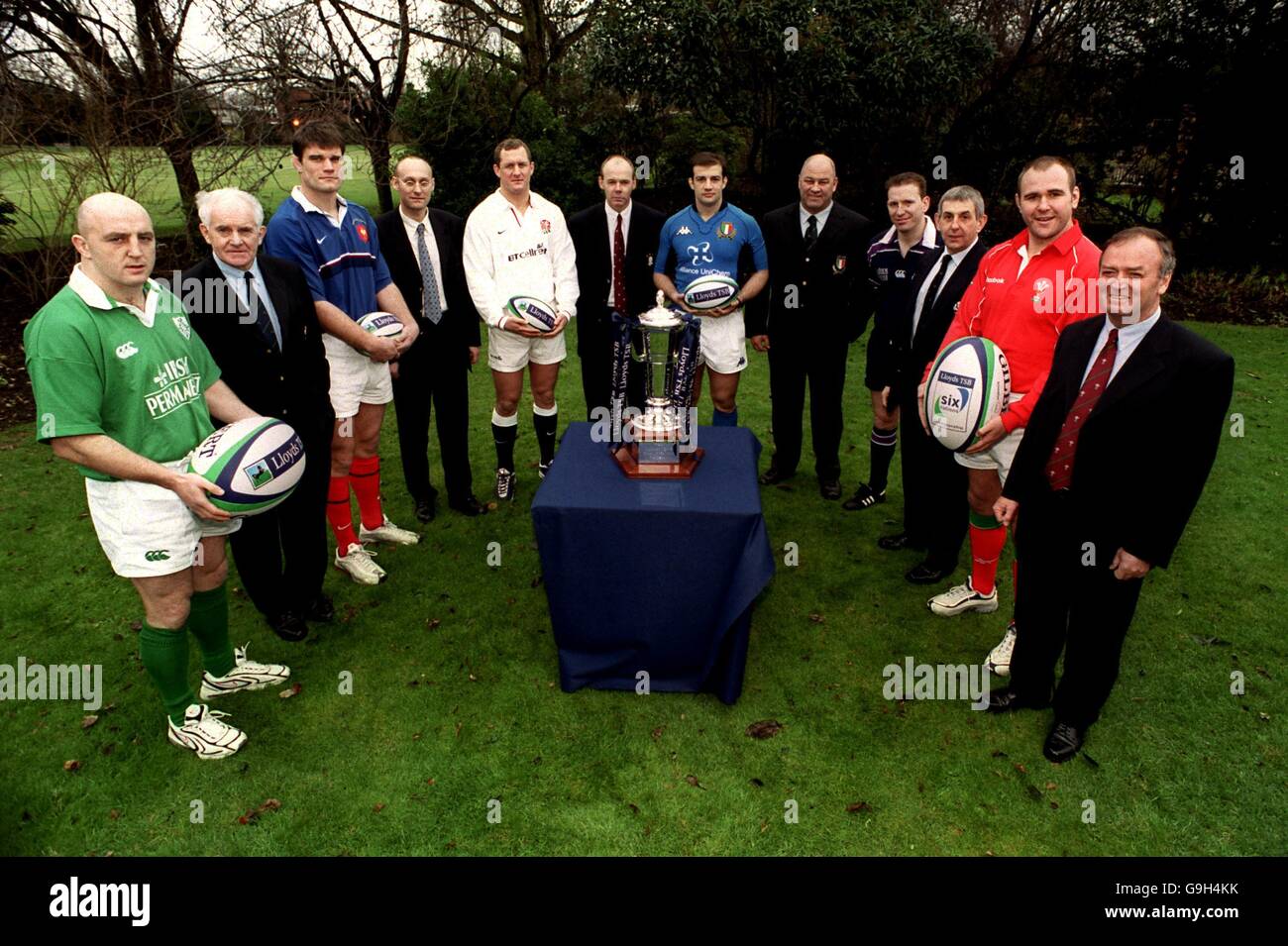 (G-D) capitaine irlandais Keith Wood, entraîneur irlandais Brian O'Brien, capitaine français Fabien Pelous, entraîneur français Bernard Laporte, entraîneur anglais Richard Hill, entraîneur anglais Clive Woodward, capitaine italien Alessandro Moscardi, entraîneur italien Brad Johnstone, capitaine écossais Andy Nicol, entraîneur écossais Ian McGeechan, Le capitaine du pays de Galles, Scott Quinnell, et l'entraîneur du pays de Galles, Graham Henry, se tiennent autour du trophée du Championnat des six Nations Banque D'Images