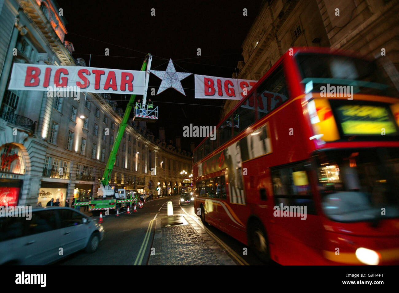 La Virgin radio Big Star, contenant une somme non divulguée de l'argent papier de Virgin radio Big Star, est suspendue au-dessus de Regent Street, dans le centre de Londres. Banque D'Images
