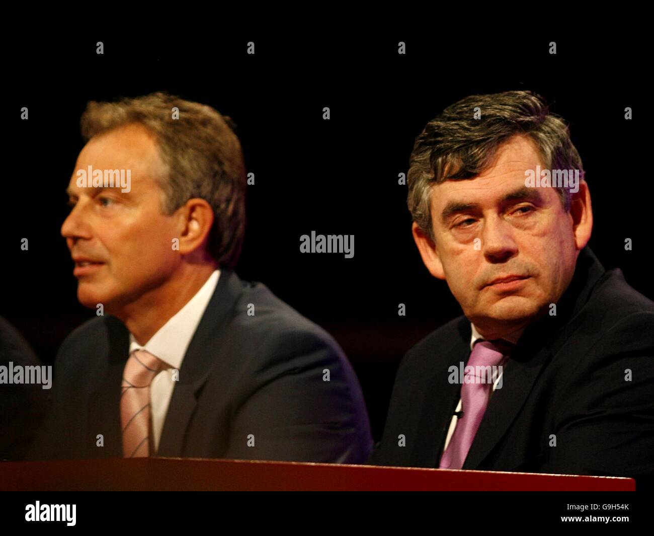 Le premier ministre Tony Blair et le chancelier de l'Échiquier Gordon Brown prennent place à la conférence Banque D'Images