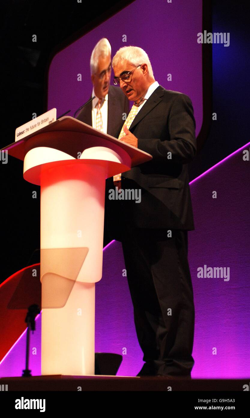 Alistair Darling, secrétaire au commerce et à l'industrie, s'exprimant à la conférence Banque D'Images