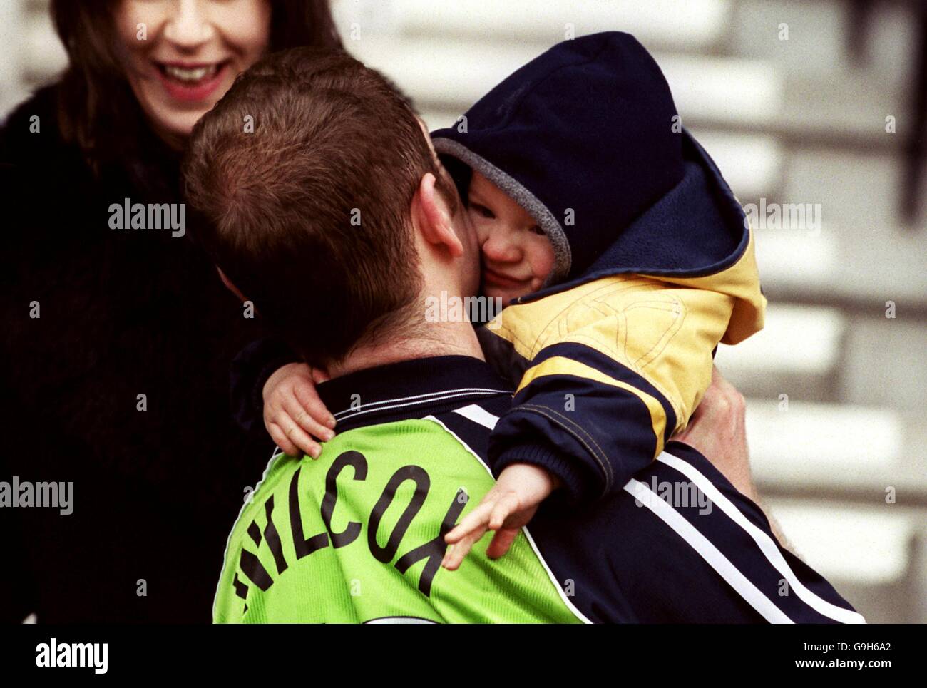 Pas de chance papa. Russ Wilcox, de Scunthorpe United, obtient un hug de consolation du fils Daniel, 14 mois, après la défaite de Bolton Wanderers Banque D'Images