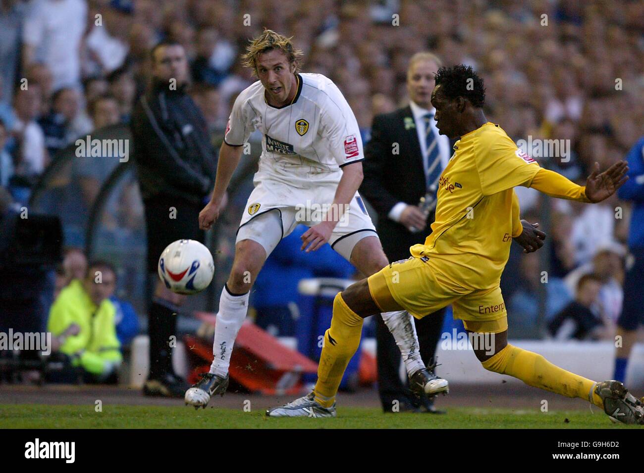 Football - Championnat de la ligue de football Coca-Cola - jouer demi-finale - First Leg - Leeds United / Preston North End - Elland....Rob Hulse, de Leeds United, échappe à Patrick Agyemang, de Preston North End Banque D'Images