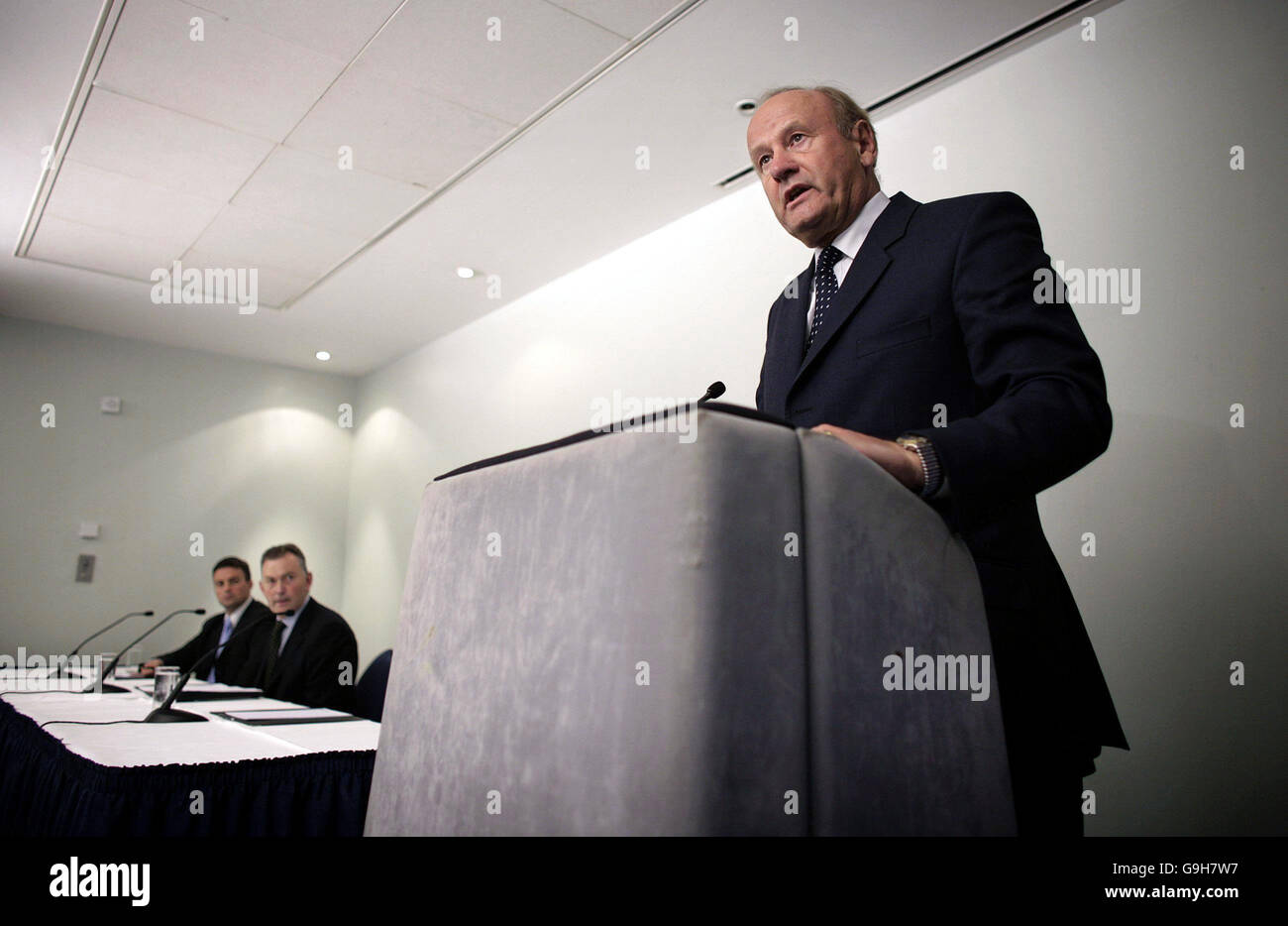 Lord Stevens parle aux médias lors d'une conférence de presse après avoir obtenu deux mois supplémentaires pour enquêter sur les irrégularités dans les récents transferts dans le jeu anglais à l'hôtel SAS Radisson à Portman Square centre de Londres. Banque D'Images