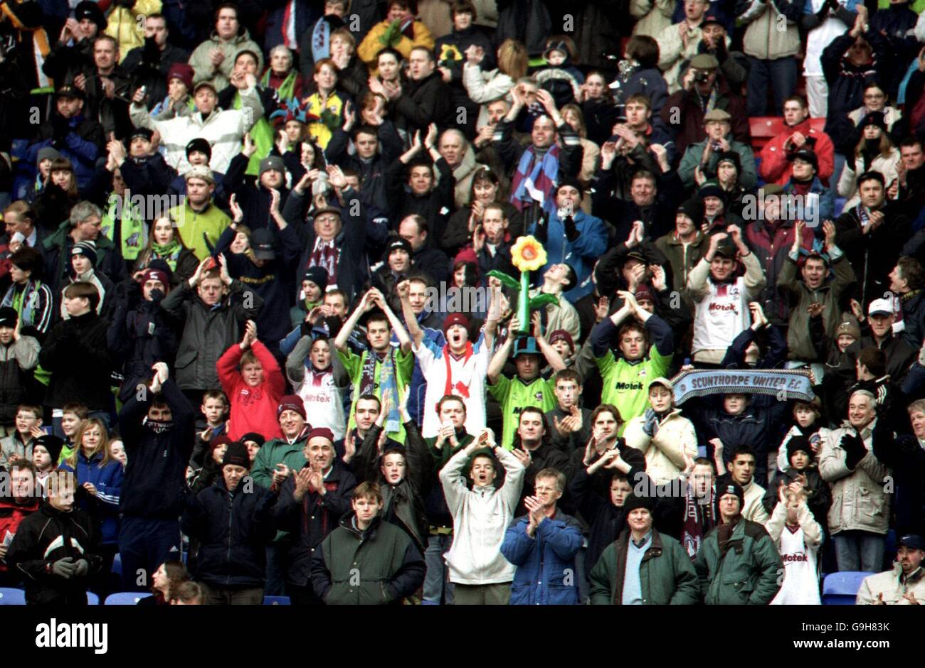 Les fans de Scunthorpe United applaudissent les efforts de leurs équipes, même s'ils sont perdants le jeu Banque D'Images