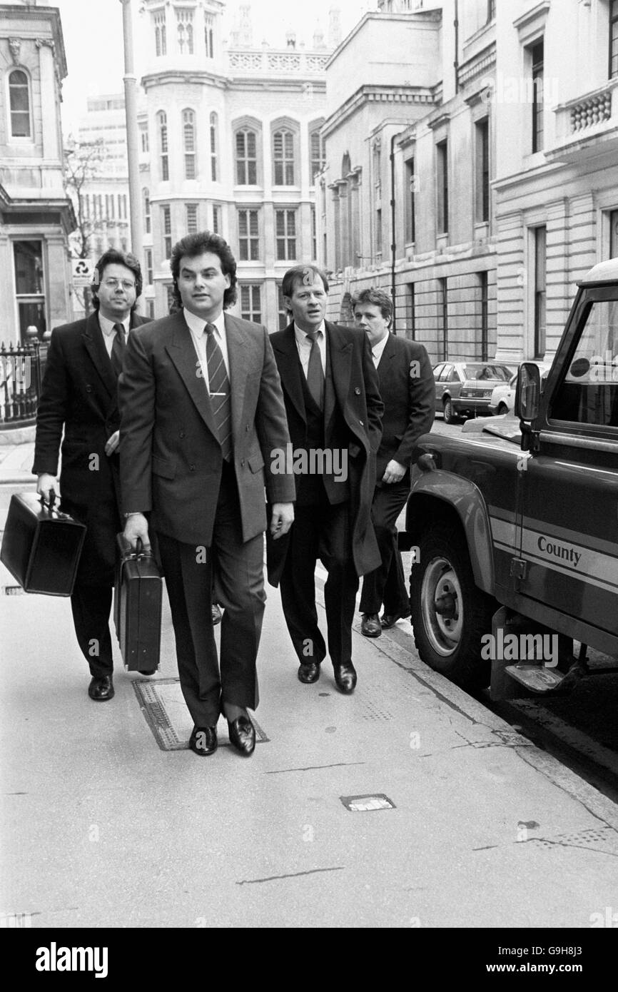 Alex Higgins (r) arrive aux bureaux du Barreau à faire face à trois accusations d'inconduite présumée lors d'une audience disciplinaire Mis en place par la World Professional Billiards and Snooker Association Banque D'Images