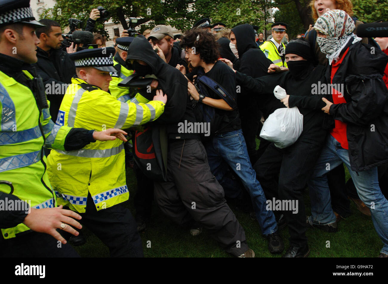 Les policiers contiennent aujourd'hui des manifestants lors d'une manifestation anti-guerre sur la place du Parlement dans le centre de Londres. Banque D'Images