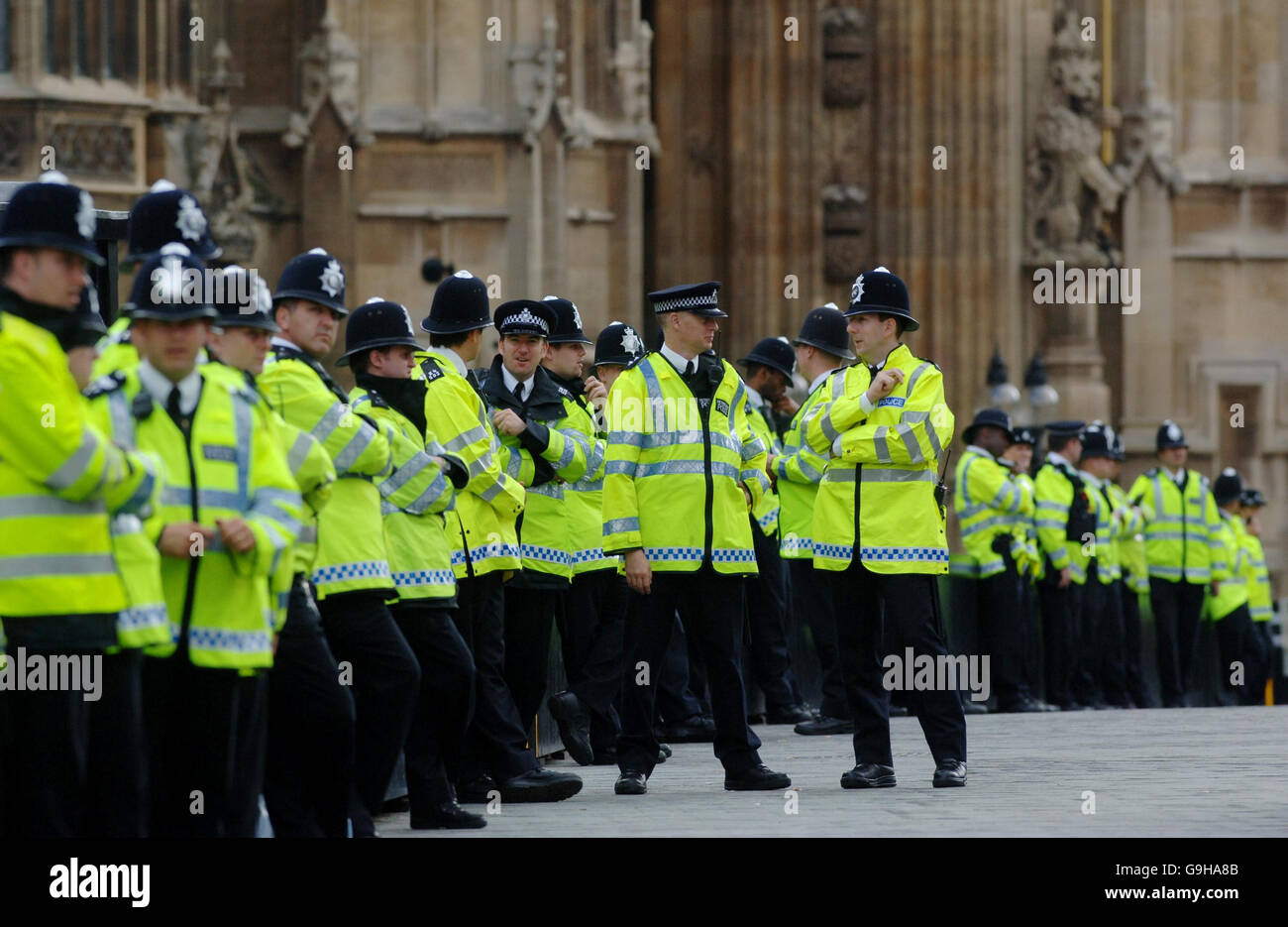 Des policiers lors d'une manifestation contre la guerre sur la place du Parlement dans le centre de Londres aujourd'hui. Banque D'Images