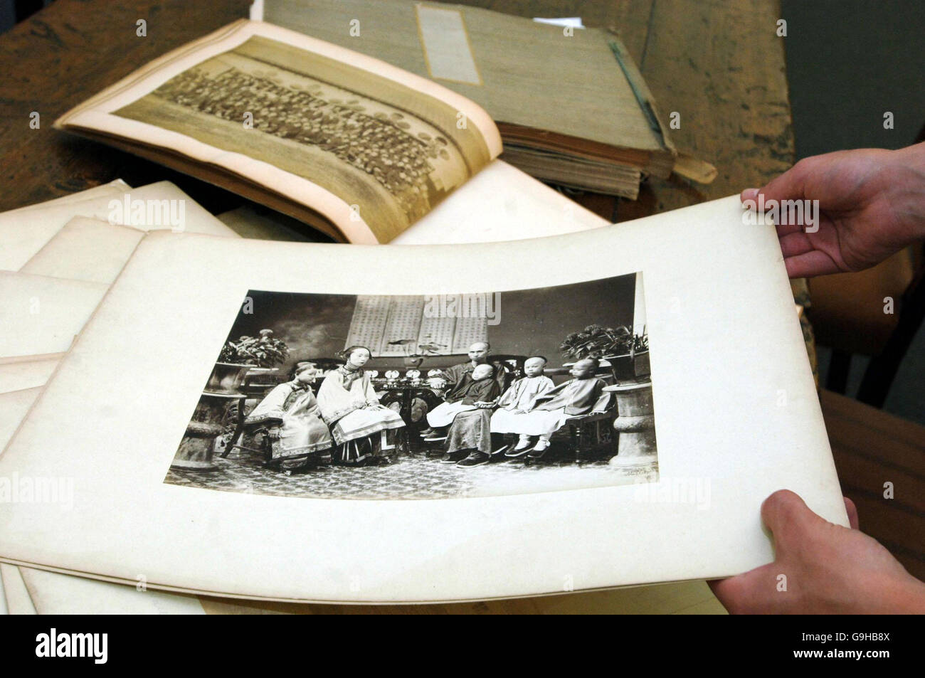 Une sélection de photographies de Chine à la fin de la période Meiji (1868-1912) est incluse dans une vente de contenu au Shrubland Hall de Coddenham, près d'Ipswich, Suffolk. Banque D'Images