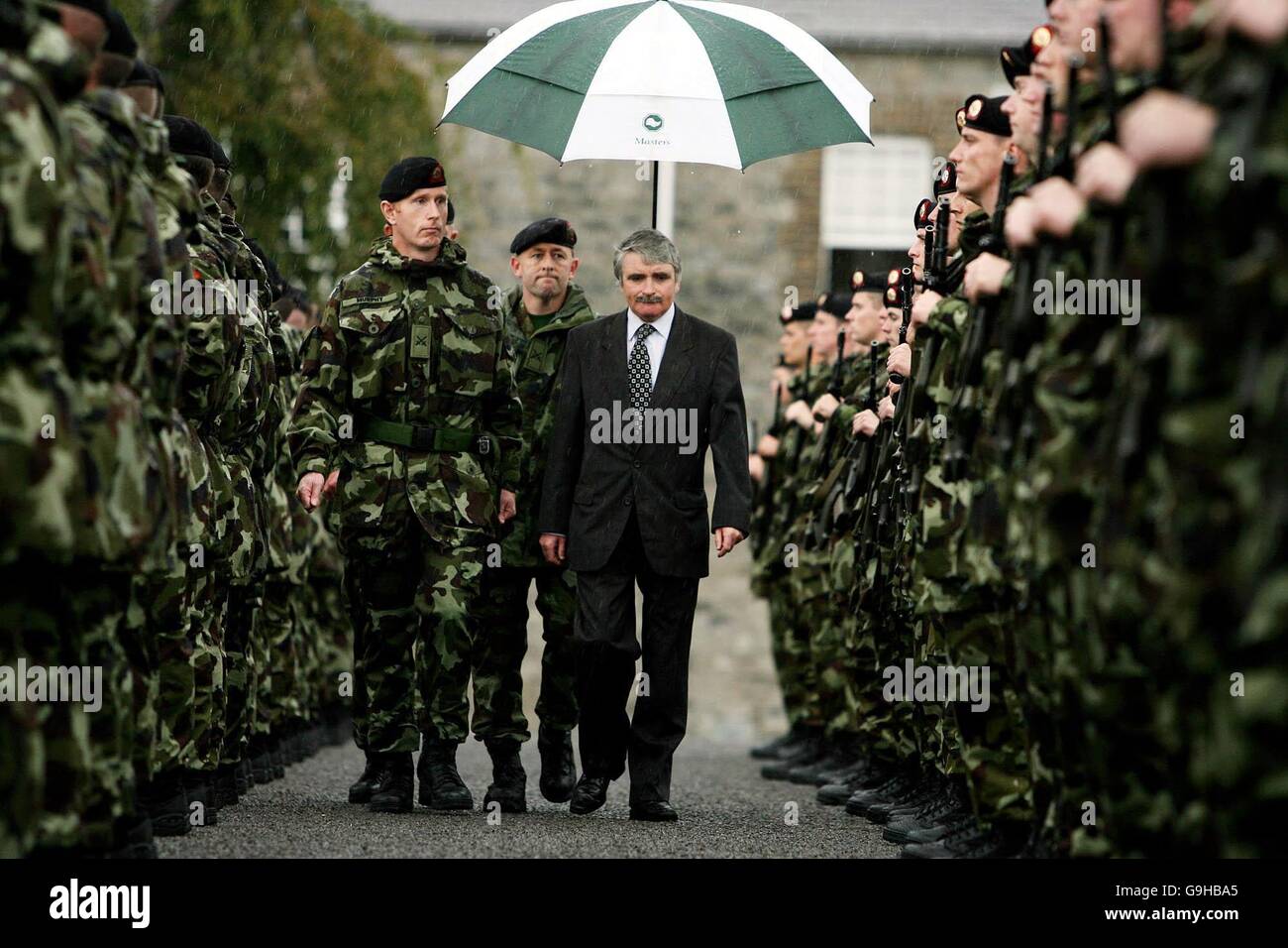 Le ministre de la défense, Willie O'Dea reviews le 33e Groupe d'infanterie lié pour le service outre-mer avec force au Kosovo (KFOR) lors d'un défilé de Cathal Brugha Barracks, à Dublin. Banque D'Images