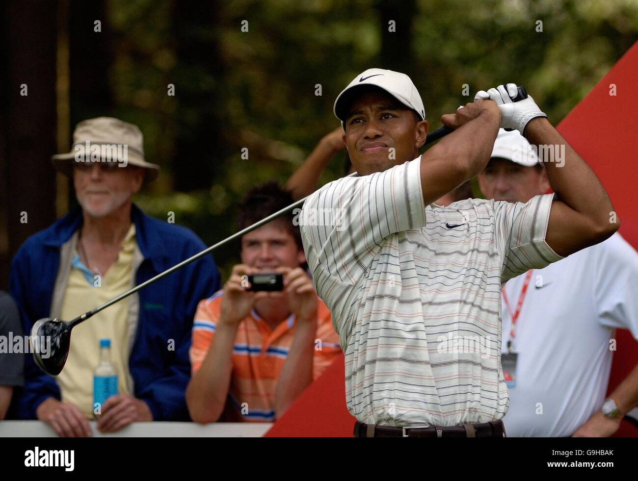 Golf - Wentworth.Tiger Woods aux États-Unis en action pendant le championnat du monde de jeu de match de HSBC Pro-Am à Wentworth, Surrey. Banque D'Images