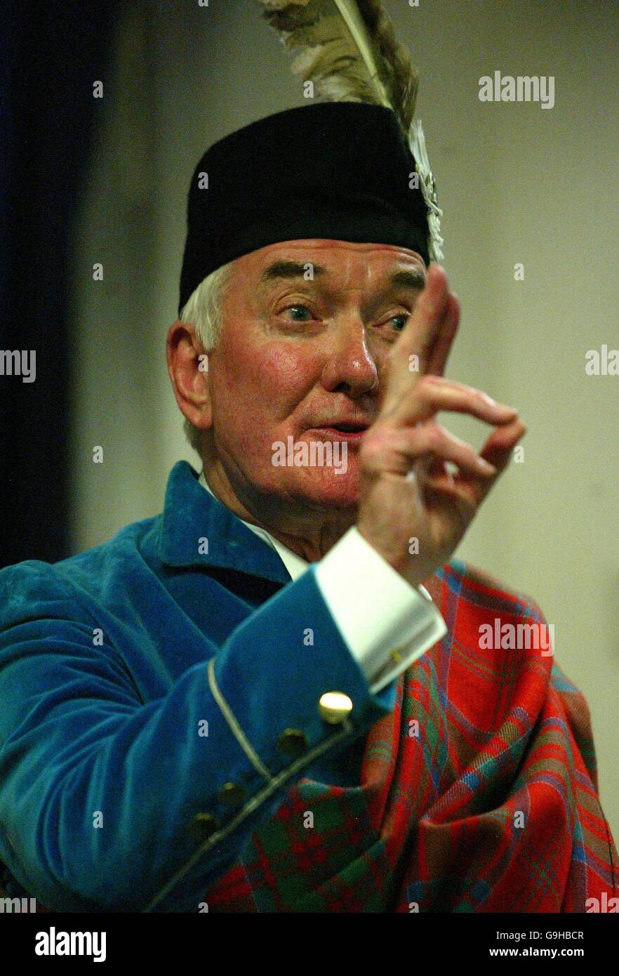 Ranald Alasdair MacDonald, 75 est officiellement installé en tant que chef de clan des Highlands, les Macdonald de Keppoch lors d'une cérémonie spéciale à l'Assemblée, Lochaber Fort William. Il a été installé comme premier chef dans 156 ans après une longue bataille juridique. Banque D'Images