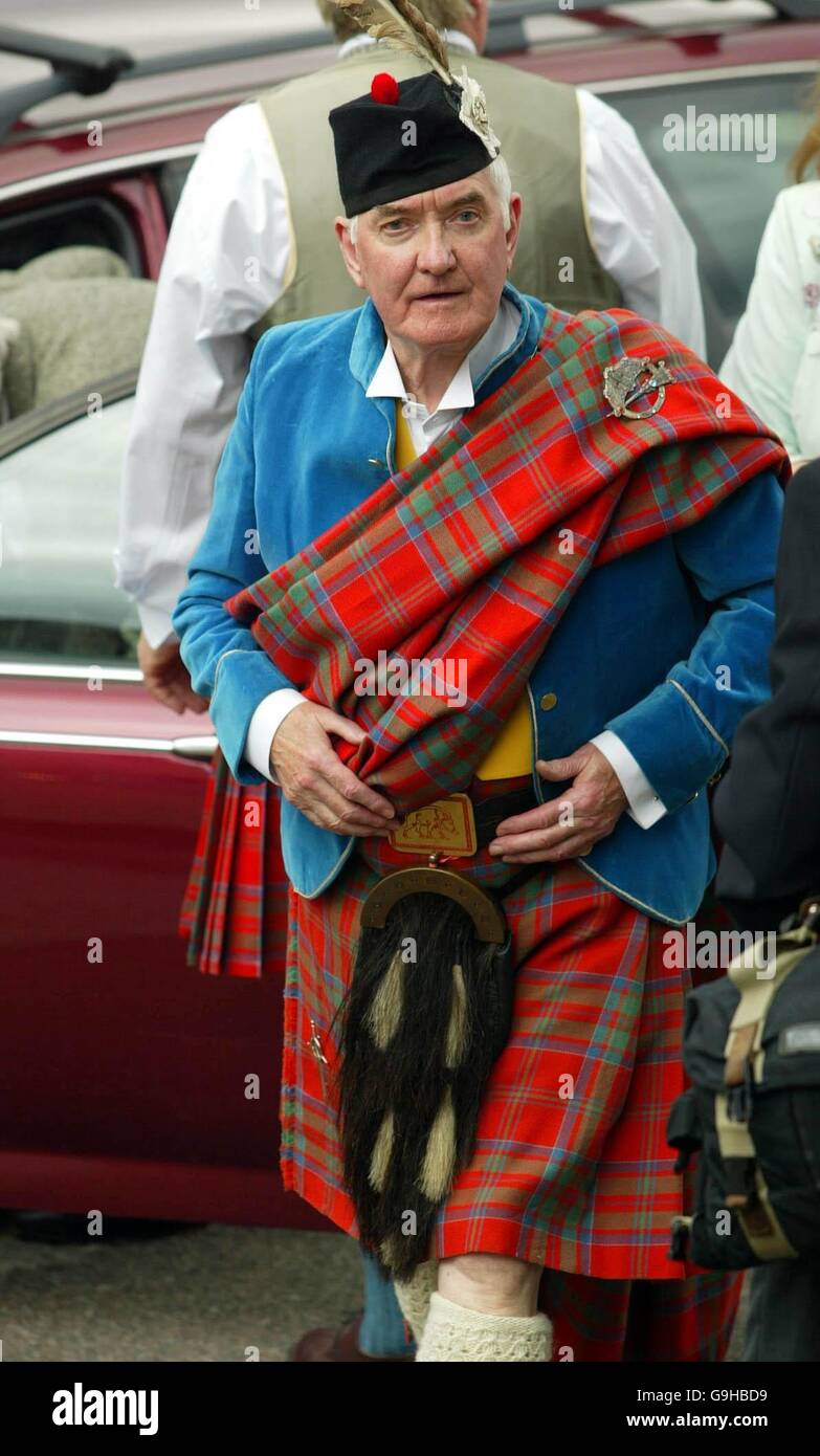 Ranald Alasdair MacDonald, 75 ans, arrive pour son investiture à titre de chef du clan Highland, les MacDonalds de Keppoch, lors d'une cérémonie spéciale à la maison Lochaber, fort William. Il a été installé comme premier chef en 156 ans après une longue bataille juridique. Banque D'Images