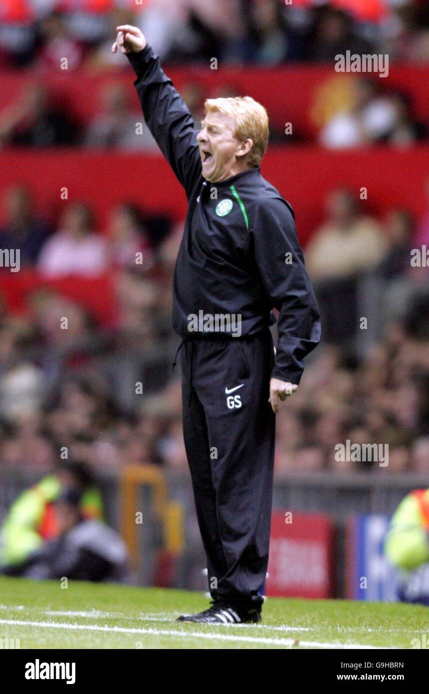 Gordon Strachan, le gérant du Celtic, envoie des instructions à ses joueurs lors du match du groupe F de l'UEFA Champions League à Old Trafford, Manchester. Banque D'Images