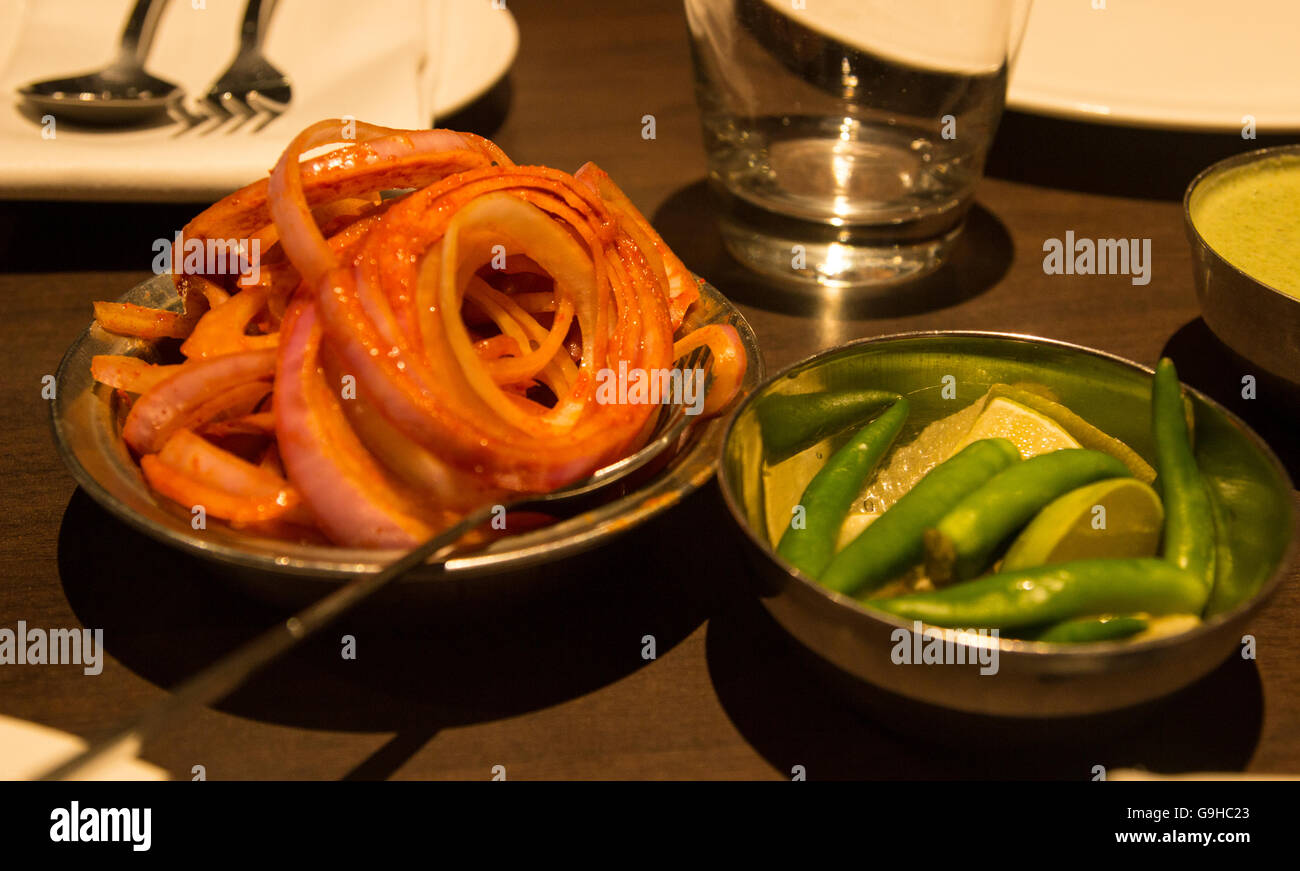 Les oignons marinés masala avec lime fraîchement coupé et vert cillies accompagner chaque repas indien du Nord Banque D'Images