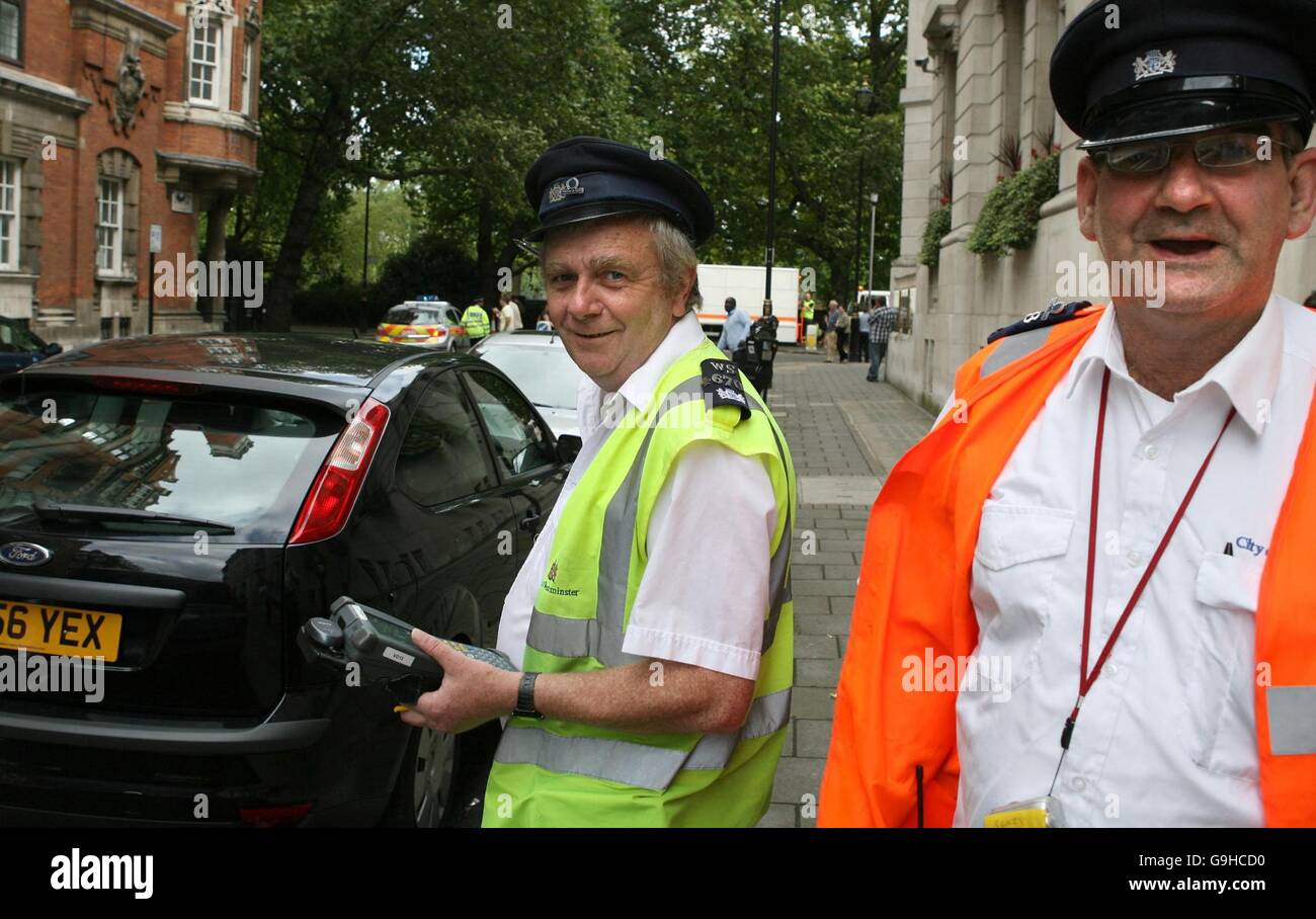 Les gardes du trafic qui tiraient des voitures dans le centre de la Great Peter Street à Londres après que des automobilistes bloqués par un cordon de police lors d'une manifestation politique ont été indignés de découvrir qu'ils avaient reçu des tickets de parking pendant qu'ils attendaient. Banque D'Images