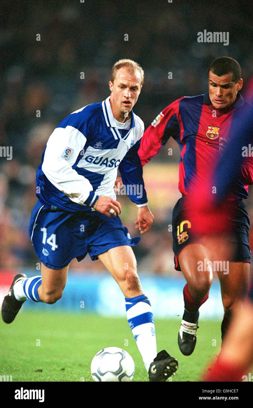 Jordi Cruyff (l) d'Alaves est suivi par Rivaldo (r) de Barcelone Banque D'Images