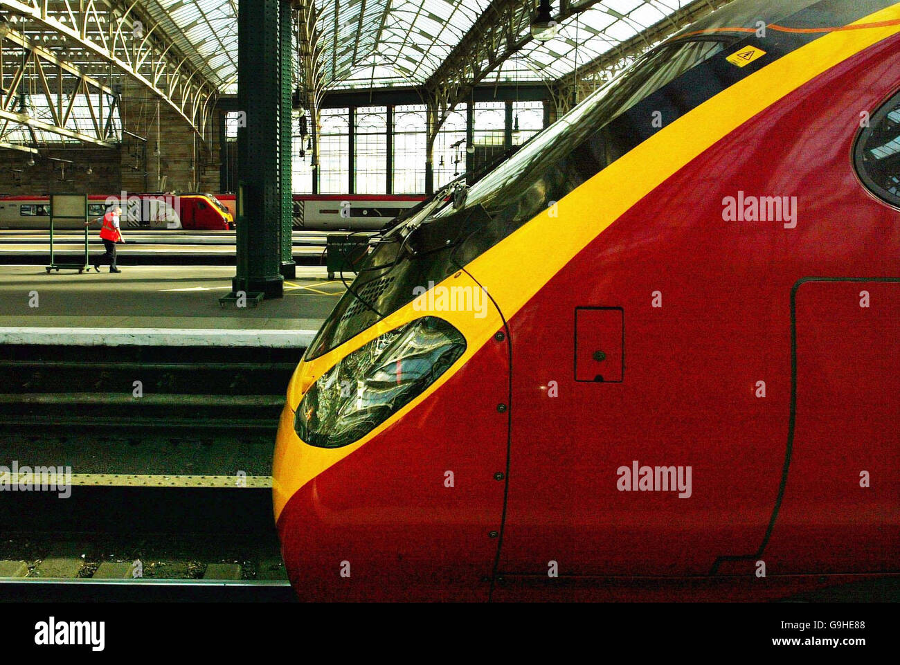 Un train Virgin se prépare à partir de la gare centrale de Glasgow. Banque D'Images