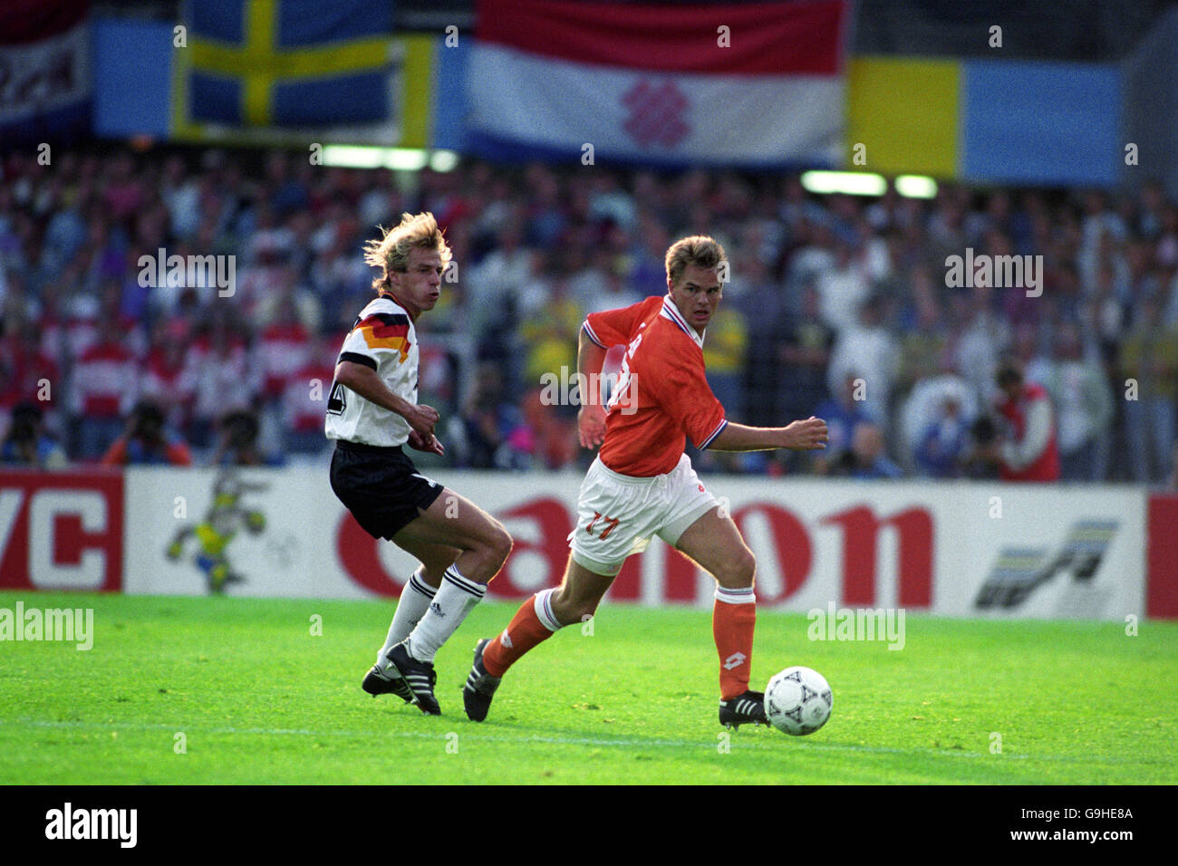 Football - Euro 92 Suède - Groupe B - Allemagne / pays-Bas - Ullevi, Göteborg.JURGEN KLINSMANN (GER) FRANK DE BOER (NET) ALLEMAGNE V PAYS-BAS Banque D'Images