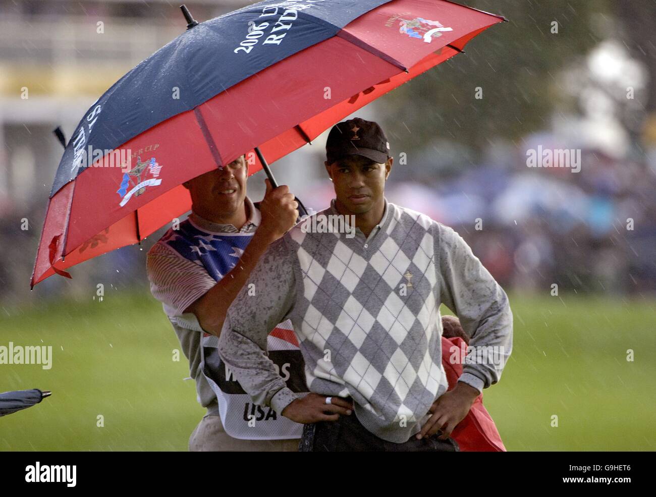 Golf - 36e Ryder Cup - Premier jour - le K Club.Les abris Tiger Woods ont gelé la pluie. Banque D'Images