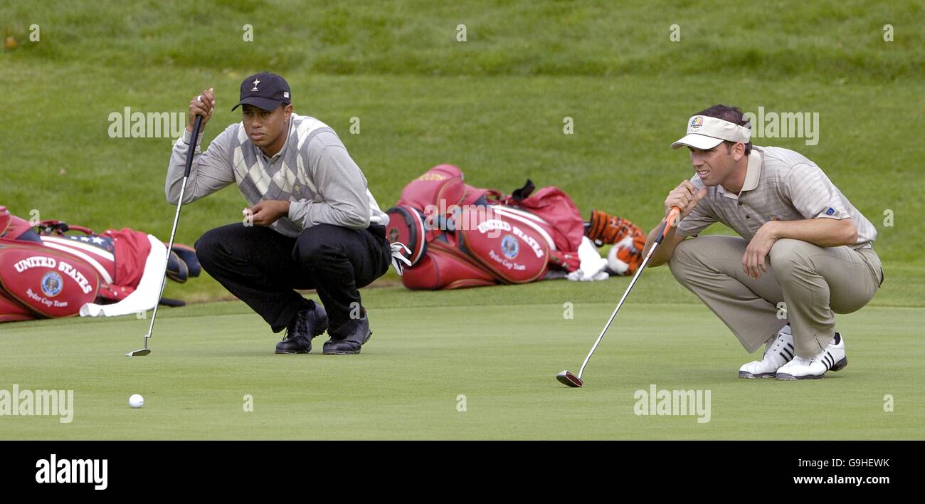 (G-D) Tiger Woods, équipe américaine de la Ryder Cup et Sergio Garcia, équipe européenne de la Ryder Cup. Banque D'Images