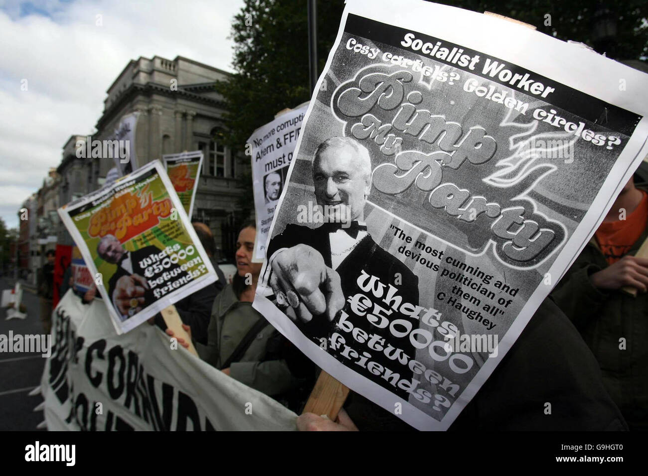 Des membres de l'Alliance du peuple avant le profit protestent à l'extérieur de Dail, Dublin, avant que Taoiseach Bertie Ahern ne présente un communiqué clair sur la façon dont il a reçu de l'argent lors d'une fonction à Manchester en 1994. Banque D'Images