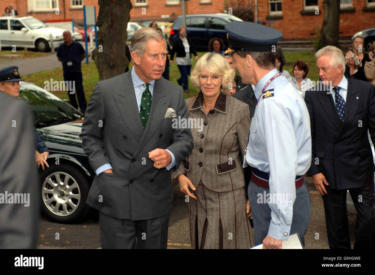 Le Prince de Galles et la Duchesse de Cornouailles sont accueillis par le Commodore Anthony Batchelor au Centre royal de médecine de défense de l'hôpital Selly Oak, à Birmingham. Banque D'Images