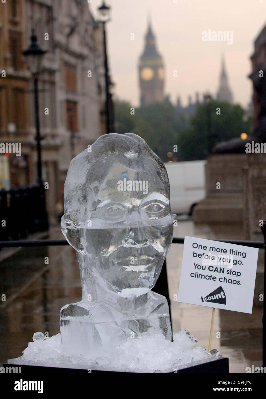 La coalition Stop Climate chaos (SCC) lance sa campagne i Count en dévoilant une sculpture sur glace de 4 mètres de haut de la tête du Premier ministre Tony Blair, enchâssée dans une première édition de son livre « I Count: Your STEP-by-STEP guide to Climate Bliss » à Trafalgar Square, dans le centre de Londres. Banque D'Images