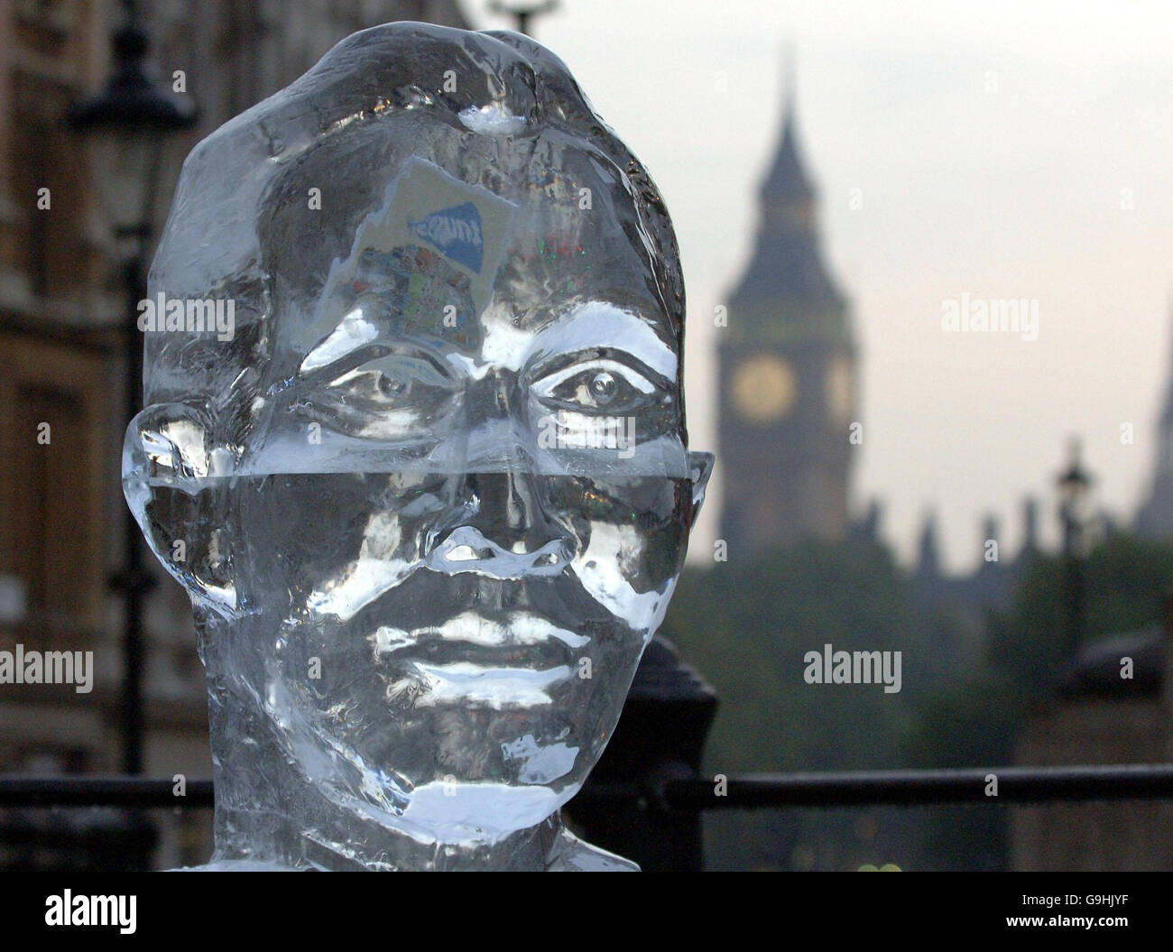 La coalition Stop Climate chaos (SCC) lance sa campagne i Count en dévoilant une sculpture sur glace de 4 mètres de haut de la tête du Premier ministre Tony Blair, enchâssée dans une première édition de son livre « I Count: Your STEP-by-STEP guide to Climate Bliss » à Trafalgar Square, dans le centre de Londres. Banque D'Images