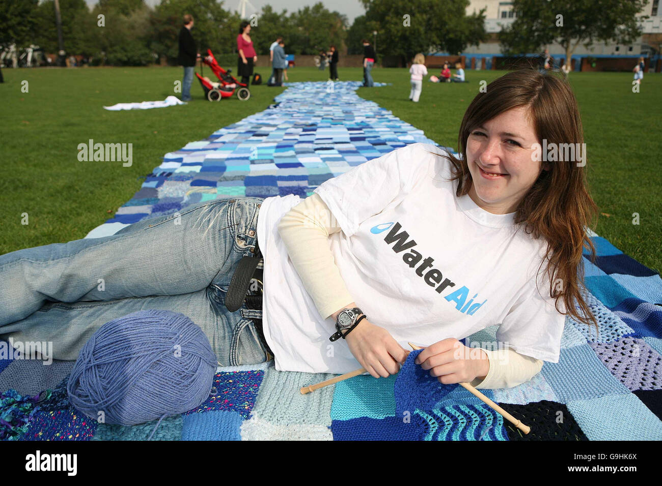 Katie Spooner, de Brixton, a fait une place bleue pour contribuer à la pétition de WaterAid pour l'eau et l'assainissement pour tous, sous la forme d'une rivière massive de laine bleue, dans les jardins Jubilee de Londres, sur la rive sud. Banque D'Images