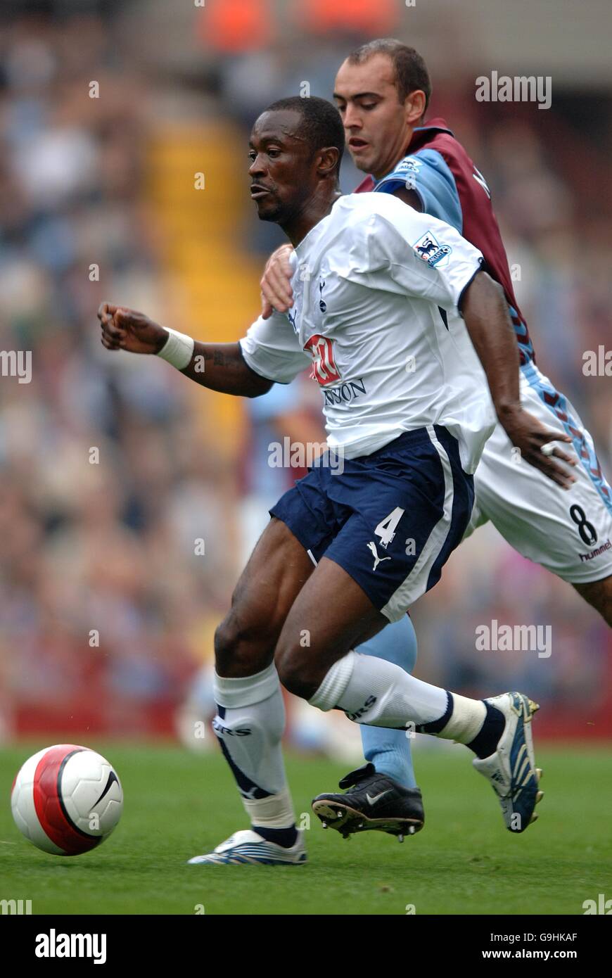 Football - FA Barclays Premiership - Aston Villa / Tottenham Hotspur - Villa Park.Gavin McCann de Aston Villa et Didier Zokora de Tottenham Hotspurs se battent pour le ballon Banque D'Images