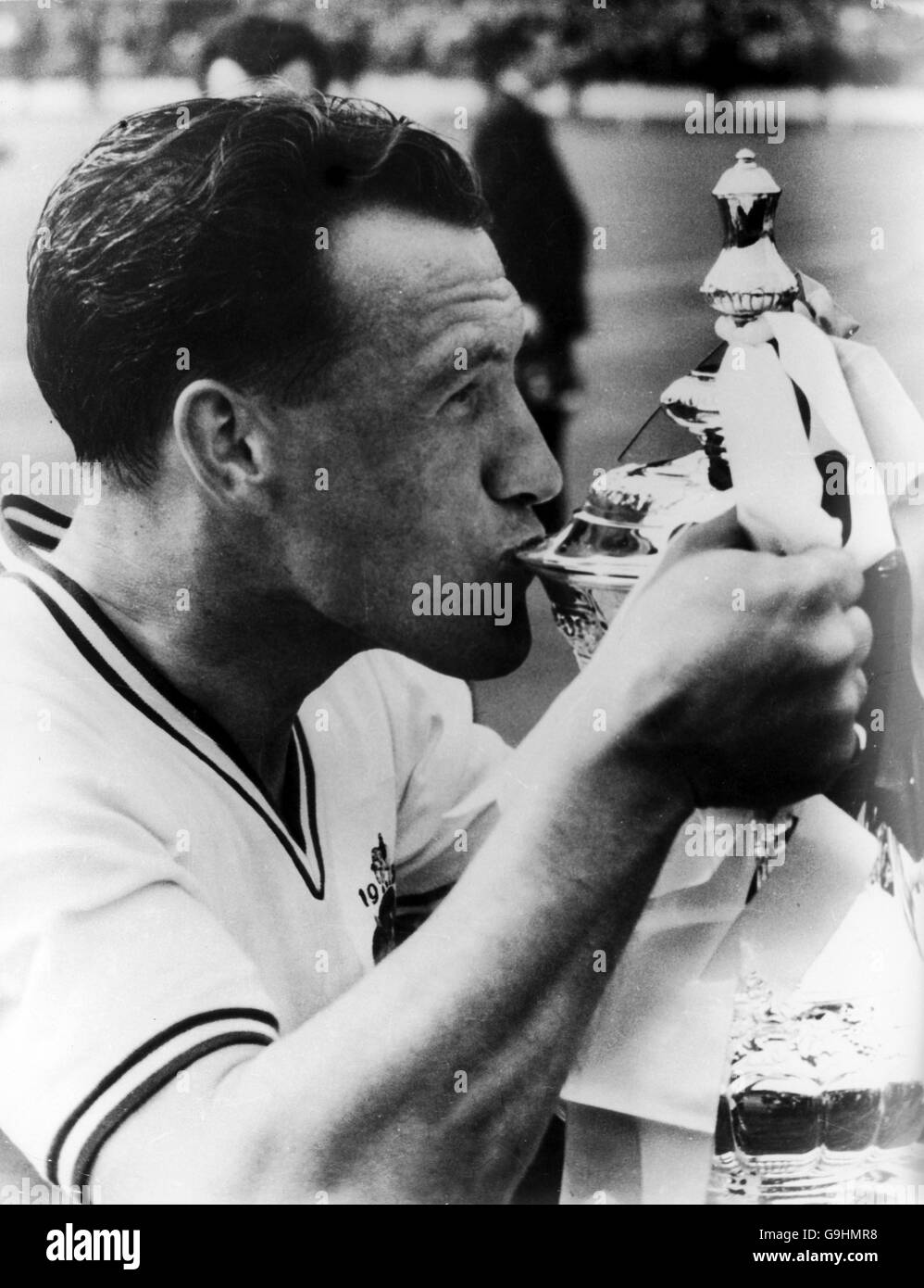 Football - finale de la coupe FA - Bolton Wanderers / Manchester United - Wembley Stadium.Le capitaine NAT Lofthouse de Bolton Wanderers embrasse la coupe FA après avoir inscrit les deux buts dans la victoire de son équipe en 2-0 Banque D'Images