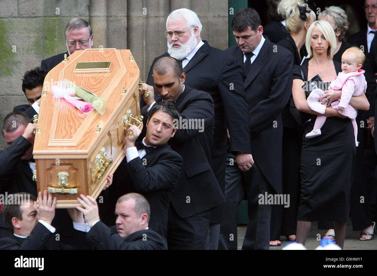 Matthew Stevens (deuxième en partant du bas, deuxième en partant de la  gauche) aide à porter le cercueil de Paul Hunter, tout en étant suivi par  l'épouse de Paul Lindsey et la