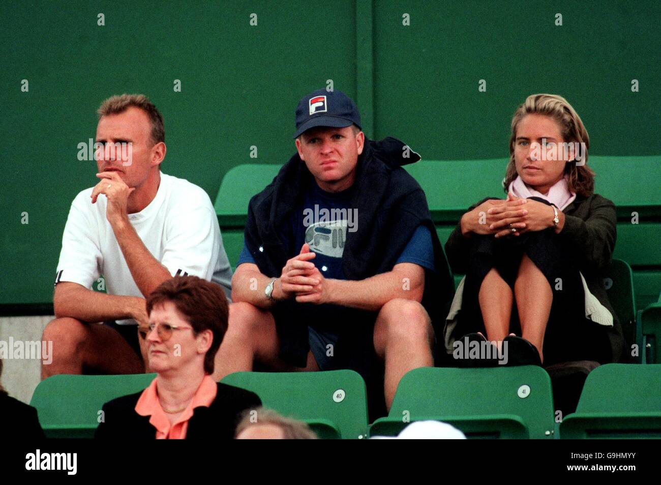 Tennis - Nottingham Open - Singles - First Round - Tim Henman v Jonas Bjorkman.L'entraîneur de Tim Henman, David Felgate (l) et la petite amie Lucy Heald (r) regardent pendant qu'il s'écrase de l'Open de Nottingham dans le premier tour Banque D'Images