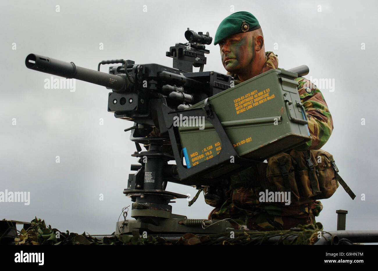 Le sergent de couleur de Royal Marines, Barry Fowler, avec une nouvelle mitrailleuse à grenade légère automatique Heckler et Koch GMG, montée sur un Land Rover, lors d'une démonstration de tir en direct à Salisbury Plain, Wiltshire. APPUYEZ SUR ASSOCIATION photo. Date de la photo: Jeudi 19 octobre 2006. Les troupes britanniques en Afghanistan doivent se procurer une nouvelle arme de champ de bataille puissante, a annoncé aujourd'hui Lord Drayson, ministre des achats de défense. Le nouveau lance-grenades léger automatique sera monté sur des Land Rover spécialement adaptés et utilisé par les troupes pour compléter la machine lourde de 0,50 pouces montée sur véhicule Banque D'Images