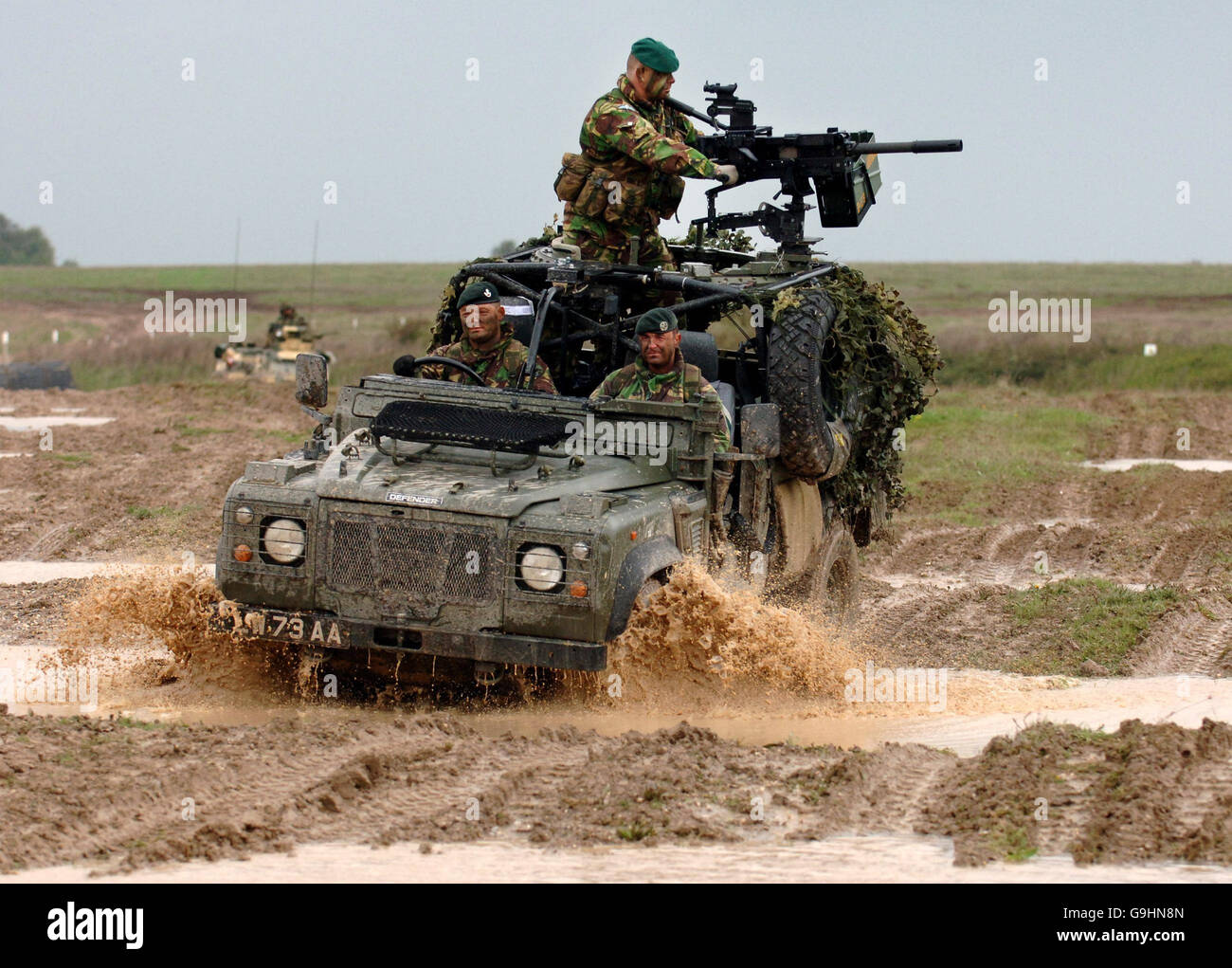 Le sergent de couleur de Royal Marines, Barry Fowler, avec une nouvelle mitrailleuse à grenade légère automatique Heckler et Koch GMG, montée sur un Land Rover, lors d'une démonstration de tir en direct à Salisbury Plain, Wiltshire. APPUYEZ SUR ASSOCIATION photo. Date de la photo: Jeudi 19 octobre 2006. Les troupes britanniques en Afghanistan doivent se procurer une nouvelle arme de champ de bataille puissante, a annoncé aujourd'hui Lord Drayson, ministre des achats de défense. Le nouveau lance-grenades léger automatique sera monté sur des Land Rover spécialement adaptés et utilisé par les troupes pour compléter la machine lourde de 0,50 pouces montée sur véhicule Banque D'Images