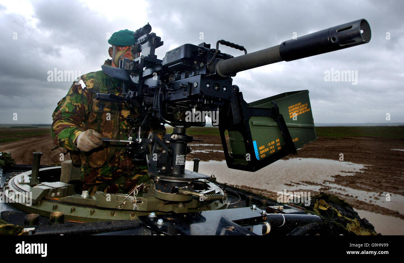 Le sergent de couleur de Royal Marines, Barry Fowler, avec une nouvelle mitrailleuse à grenade légère automatique Heckler et Koch GMG, montée sur un Land Rover, lors d'une démonstration de tir en direct à Salisbury Plain, Wiltshire. APPUYEZ SUR ASSOCIATION photo. Date de la photo: Jeudi 19 octobre 2006. Les troupes britanniques en Afghanistan doivent se procurer une nouvelle arme de champ de bataille puissante, a annoncé aujourd'hui Lord Drayson, ministre des achats de défense. Le nouveau lance-grenades léger automatique sera monté sur des Land Rover spécialement adaptés et utilisé par les troupes pour compléter la machine lourde de 0,50 pouces montée sur véhicule Banque D'Images