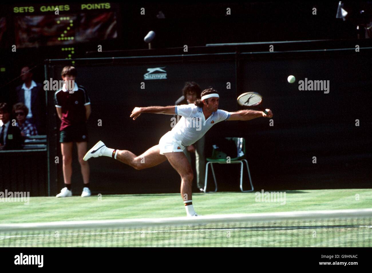 Tennis - Wimbledon 1983.Guillermo Vilas en action Banque D'Images
