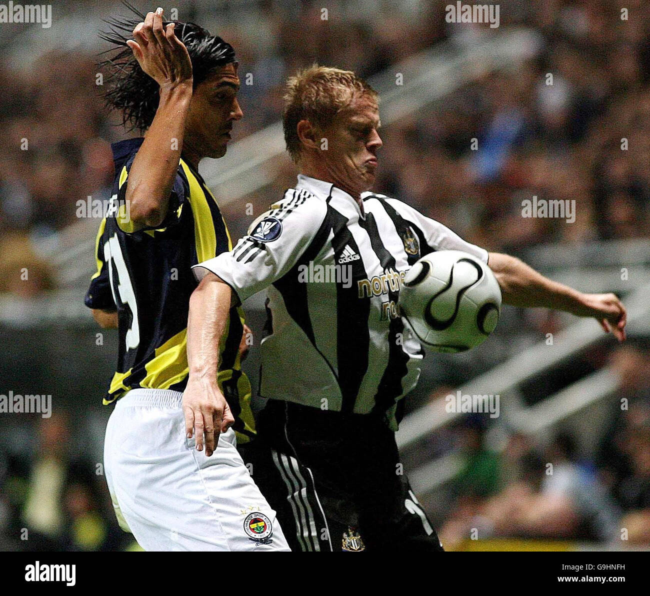 Football - coupe UEFA - Groupe H - Newcastle / Fenerbahce.Damien Duff de Newcastle se batte avec Onder Turaci de Fenerbahce lors du match H de la coupe de l'UEFA à St James Park, Newcastle. Banque D'Images