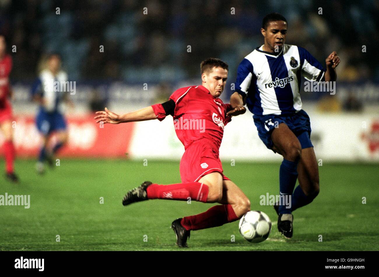Football - coupe de l'UEFA - quart de finale première étape - Porto / Liverpool.Jorge Andrade de Porto bloque Michael Owen de Liverpool Banque D'Images