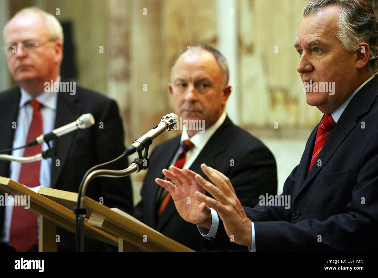 Peter Hain (à droite), ministre irlandais des Affaires étrangères Dermot Ahern (au milieu) et Michael McDowell TD (à l'extrême gauche), ministre irlandais des Affaires étrangères, parlent aux médias lors d'une conférence de presse à Iveagh House Dublin après leur réunion conjointe sur le processus de paix en Irlande du Nord. Banque D'Images