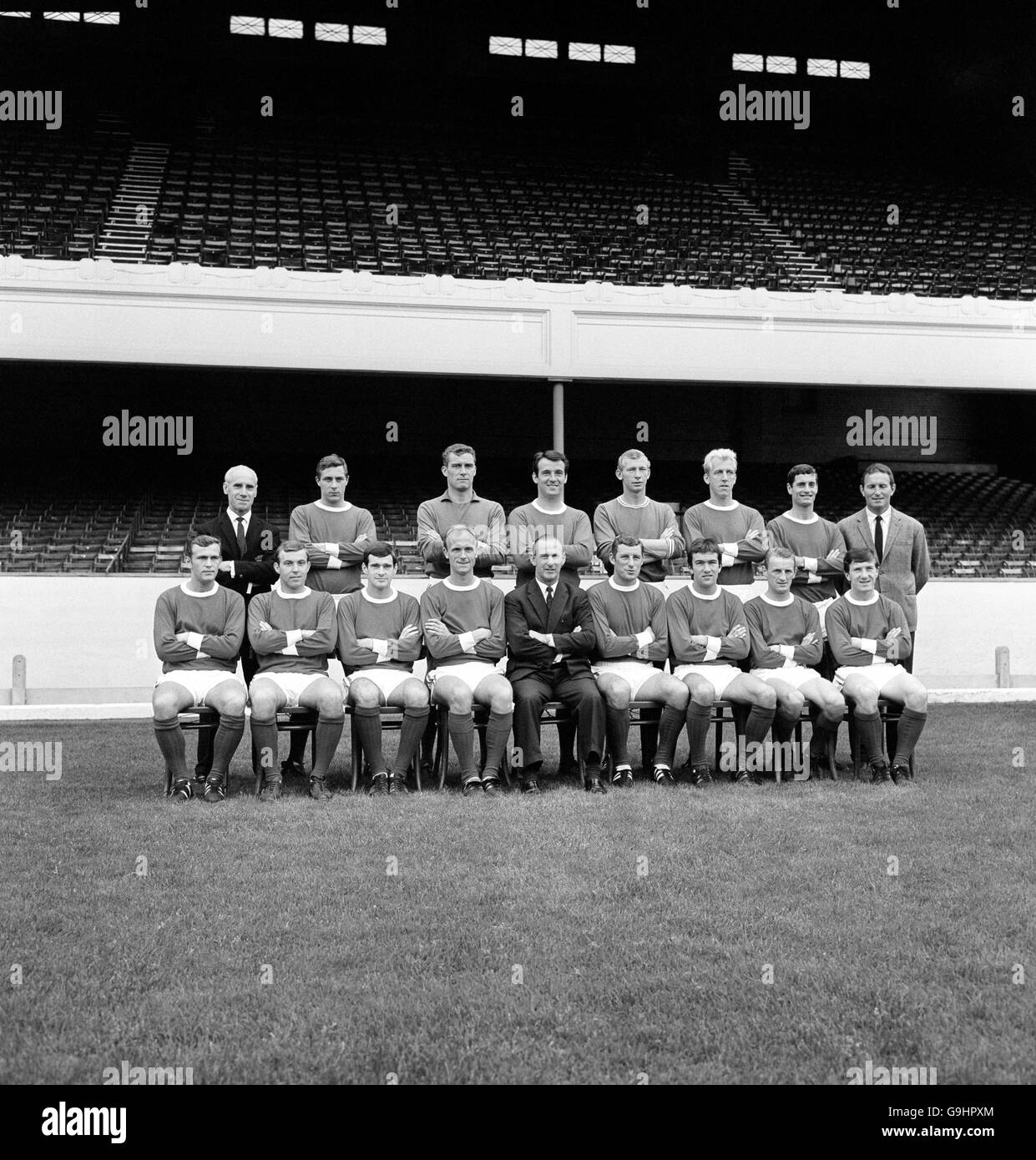 Arsenal 1966-67: (Rangée arrière, l-r) B Owen, John Radford, Jim Furnell, Alan Skirton,Bob Wilson, Ian Ure, Frank McLintock, entraîneur Dave Sexton; (première rangée,l-r) Tommy Baldwin, David court, Peter Story, Don Howe, directeur Bertie Mee,Terry Neill, Jon Sammels, George Eastham, George Armstrong Banque D'Images