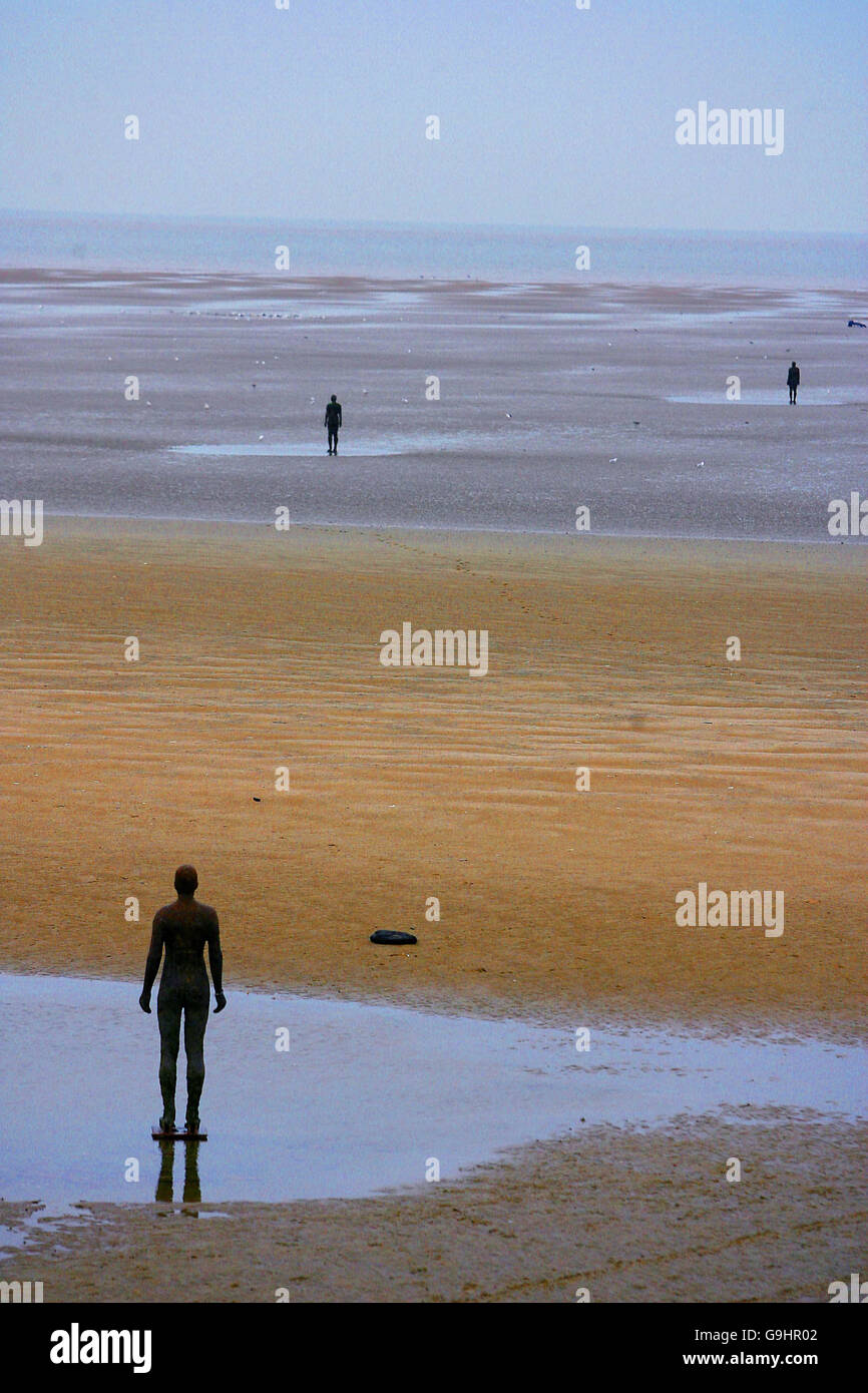 Un autre endroit par l'Ange du créateur du Nord Antony Gormley sur la plage de Crosby, Merseyside, qui a été accordé un séjour d'exécution. Banque D'Images