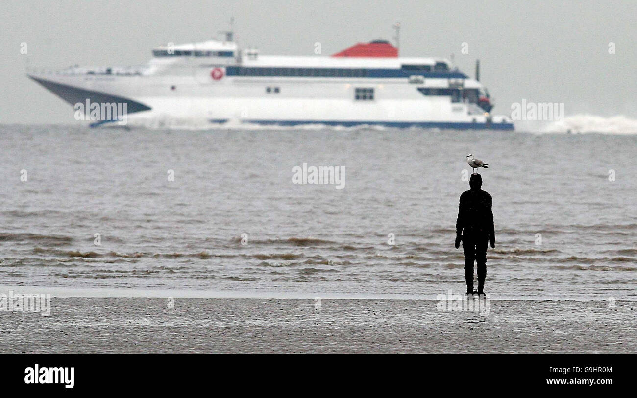 Un autre endroit par l'Ange du créateur du Nord Antony Gormley sur la plage de Crosby, Merseyside, qui a été accordé un séjour d'exécution. Banque D'Images