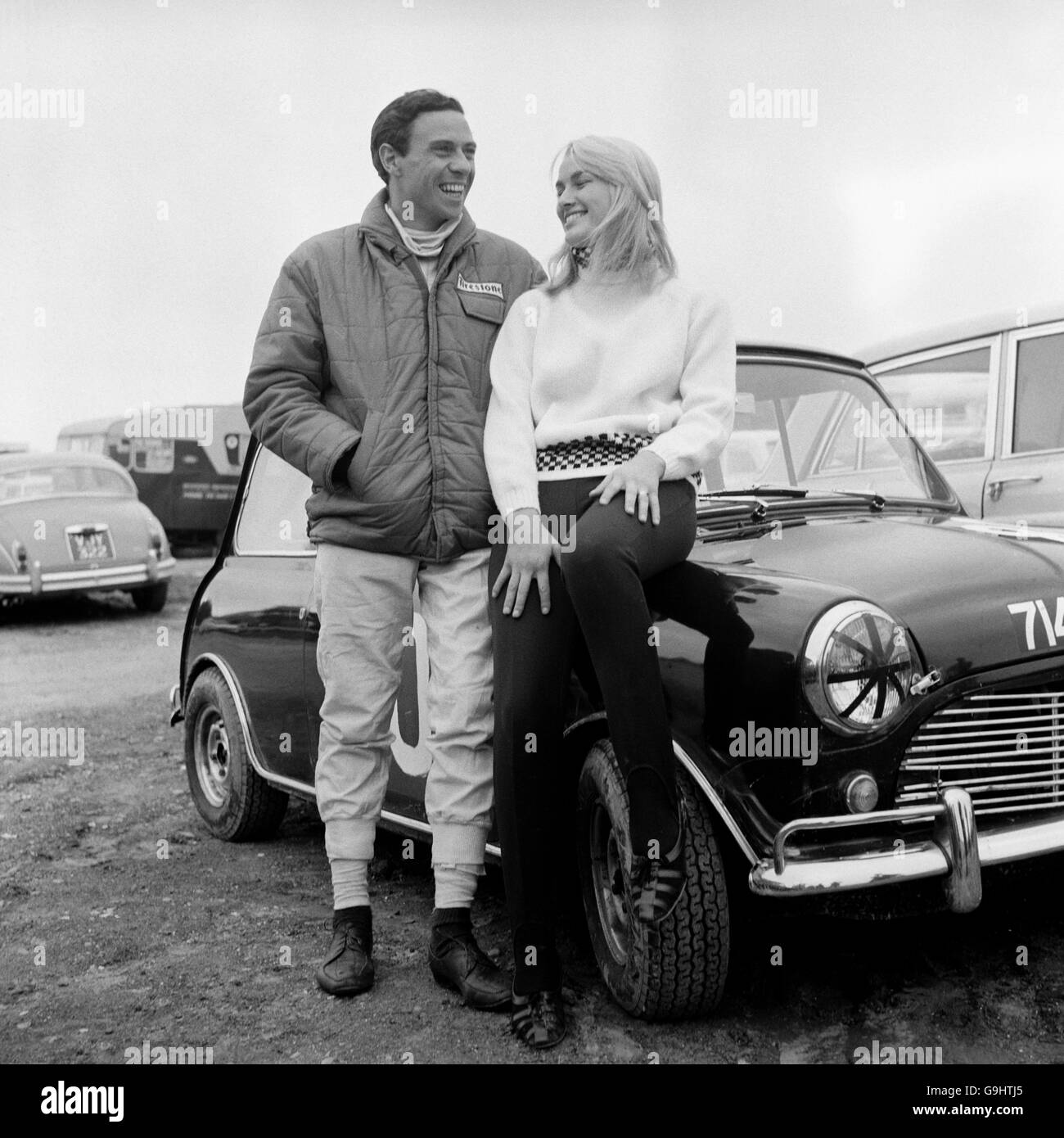 Courses automobiles, Brands Hatch. (G-D) Jim Clark parle au chauffeur néerlandais Liane Engeman Banque D'Images