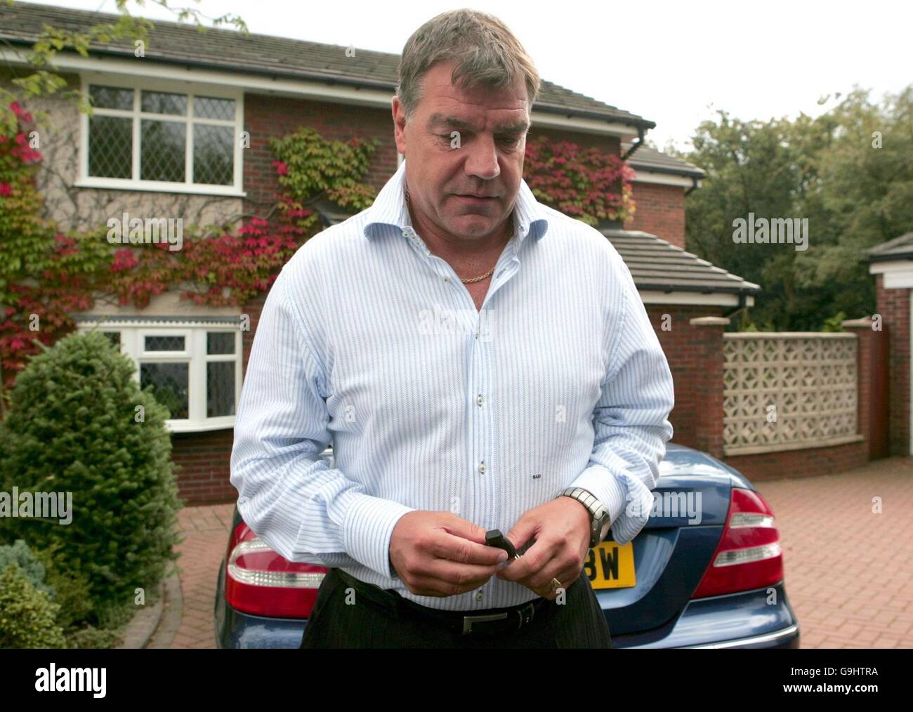 Sam Allardyce, le Manager de Bolton Wanderers, parle à la presse à l'extérieur de son domicile à Bromley Cross, Bolton, après que l'Association de football a promis une enquête « exhaustive et approfondie » sur les allégations de haut niveau de « petits pains » dans les transferts de joueurs. Banque D'Images