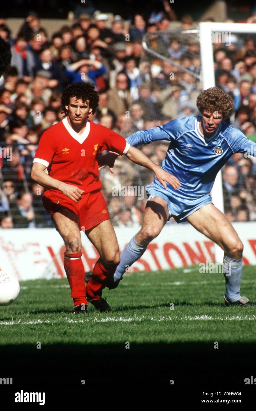 Craig Johnston de Liverpool (l) protège le ballon de Manchester Tommy Caton (r) Banque D'Images