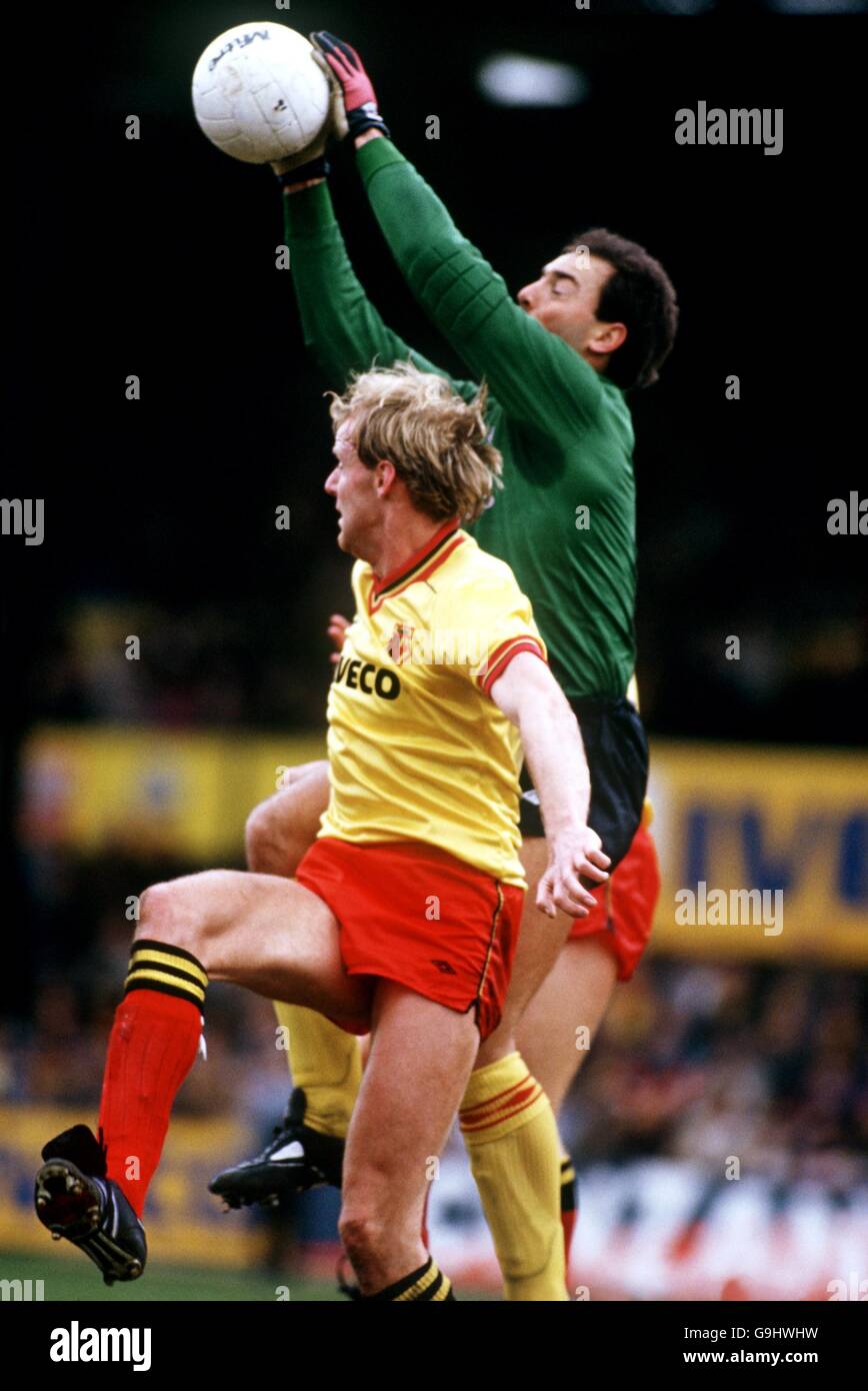 Bruce Grobbelaar (r), gardien de but de Liverpool, attrape une croix sous pression De Watford George Reilly (l) Banque D'Images