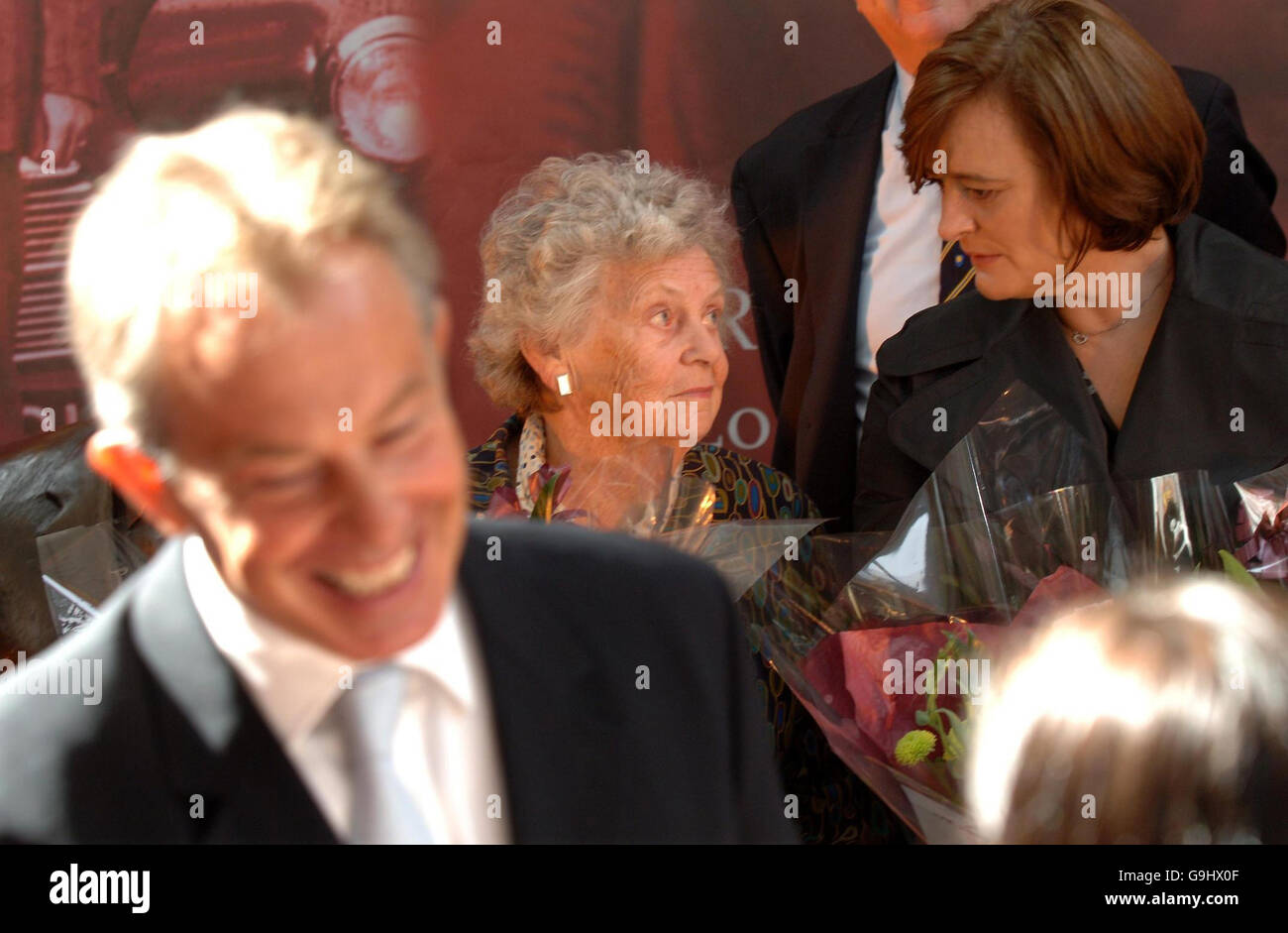 Le Premier ministre Tony Blair après avoir dévoilé une statue de l'ancien Premier ministre travailliste Harold Wilson qu'il a dévoilée avec Lady Mary Wilson qui s'entretient avec Cherie Blair (arrière-plan) à Huyton, Liverpool, avant la conférence de son parti qui commence demain. Banque D'Images